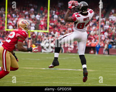 11. Oktober 2009; San Francisco, CA, USA;  Atlanta Falcons Wide Receiver Roddy White (84) fängt einen Pass vor San Francisco 49ers defensive zurück Nate Clements (22) im ersten Quartal im Candlestick Park. Atlanta gewann 45-10. Stockfoto