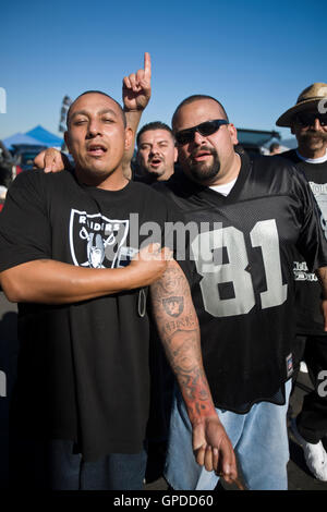 25. Oktober 2009; Oakland, Kalifornien, USA;  Oakland Raiders-Fans vor dem Spiel gegen die New York Jets im Oakland-Alameda County Coliseum Heckklappe. New York besiegten Oakland 38-0. Stockfoto