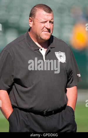 Oktober 2009; Oakland, CA, USA; der Cheftrainer der Oakland Raiders Tom Cable vor dem Spiel gegen die New York Jets im Oakland-Alameda County Coliseum. New York besiegte Oakland mit 38:0. Stockfoto