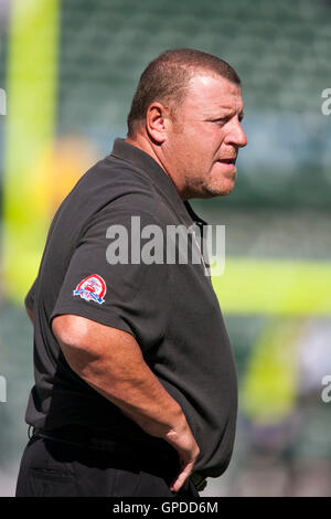 Oktober 2009; Oakland, CA, USA; der Cheftrainer der Oakland Raiders Tom Cable vor dem Spiel gegen die New York Jets im Oakland-Alameda County Coliseum. New York besiegte Oakland mit 38:0. Stockfoto