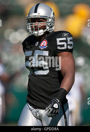 25. Oktober 2009; Oakland, Kalifornien, USA;  Oakland Raiders Linebacker Jon Alston (55), bevor das Spiel gegen die New York Jets in Oakland-Alameda County Coliseum.New York Oakland 38-0 besiegt. Stockfoto