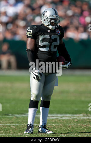 25. Oktober 2009; Oakland, Kalifornien, USA;  Oakland Raiders Linebacker Kirk Morrison (52) im vierten Quartal gegen die Oakland Raiders Oakland-Alameda County Coliseum. New York besiegten Oakland 38-0. Stockfoto