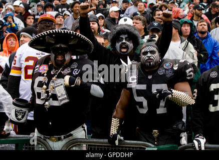 13. Dezember 2009; Oakland, Kalifornien, USA;  Oakland Raiders-Fans im zweiten Quartal gegen die Washington Redskins im Oakland-Alameda County Coliseum.  Washington besiegten Oakland 34-13. Stockfoto