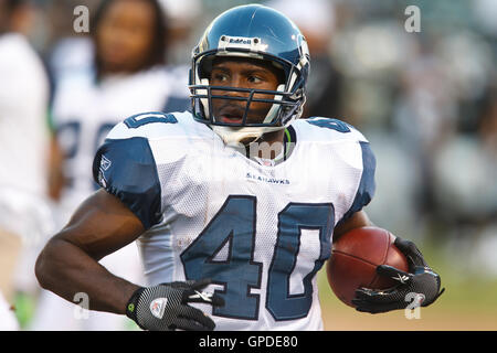 September 2, 2010; Oakland, Ca, USA; Seattle Seahawks zurück Louis Rankin (40) stürmt die Kugel in Warm ups vor dem Spiel gegen die Oakland Raiders bei Oakland-Alameda County Coliseum. Oakland Seattle 27-24 besiegt. Stockfoto