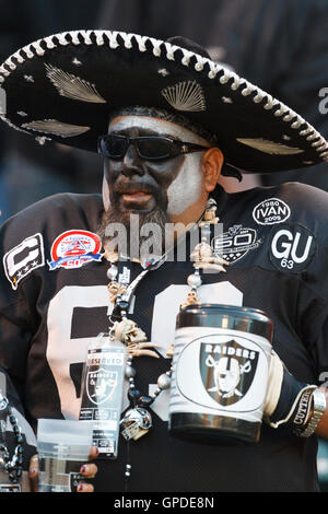 2. September 2010; Oakland, Kalifornien, USA;  Ein Oakland Raiders-Fan auf der Tribüne im ersten Quartal gegen die Seattle Seahawks im Oakland-Alameda County Coliseum. Stockfoto