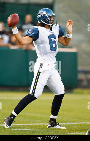 2. September 2010; Oakland, Kalifornien, USA;  Seattle Seahawks Quarterback Charlie Whitehurst (6) wirft den Ball gegen die Oakland Raiders im ersten Quartal im Oakland-Alameda County Coliseum. Stockfoto