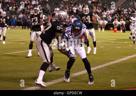 September 2, 2010; Oakland, Ca, USA; Seattle Seahawks wide receiver ruvell Martin (82) macht einen Haken in der Ende Zone für eine Konvertierung vor der Oakland Raiders Sicherheit stevie Braun (27) Während des vierten Quartals bei Oakland-alameda county Colis Stockfoto