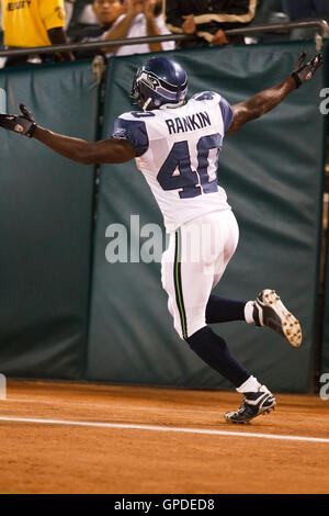 2. September 2010; Oakland, Kalifornien, USA;  Seattle Seahawks Runningback Louis Rankin (40) feiert nach einem Kickoff 98 Yards zum Touchdown gegen die Oakland Raiders im vierten Quartal bei Oakland-Alameda County Coliseum zurück. Oakland besiegte Stockfoto