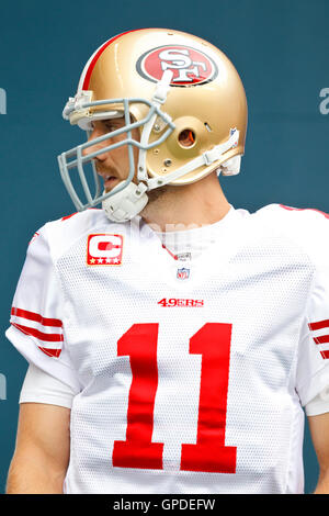 12. September 2010; Seattle, WA, USA;  San Francisco 49ers Quarterback Alex Smith (11) betritt das Feld vor dem Spiel gegen die Seattle Seahawks im Qwest Field. Stockfoto