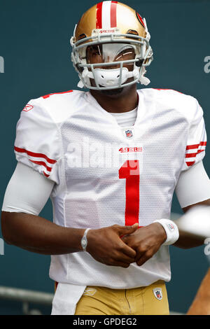 12. September 2010; Seattle, WA, USA;  San Francisco 49ers Quarterback Troy Smith (1) betritt das Feld vor dem Spiel gegen die Seattle Seahawks im Qwest Field. Seattle besiegt San Francisco 31-6. Stockfoto