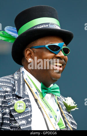 12. September 2010; Seattle, WA, USA;  Seattle Seahawks Fan an der Seitenlinie vor dem Spiel gegen die San Francisco 49ers bei Qwest Field. Stockfoto