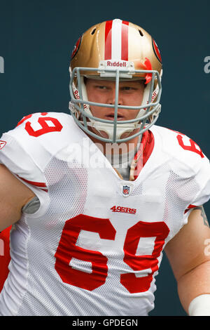 12. September 2010; Seattle, WA, USA;  San Francisco 49ers Guard Tony Wragge (69) betritt das Feld vor dem Spiel gegen die Seattle Seahawks im Qwest Field. Seattle besiegt San Francisco 31-6. Stockfoto