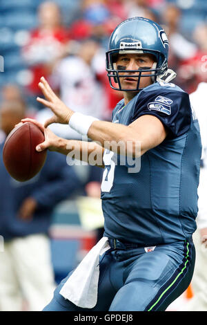 12. September 2010; Seattle, WA, USA;  Seattle Seahawks Quarterback Matt Hasselbeck (8) erwärmt sich vor dem Spiel gegen die San Francisco 49ers bei Qwest Field. Stockfoto