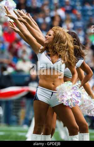 September 2010; Seattle, WA, USA; die Cheerleader der Seattle Seahawks treten vor dem Spiel gegen die San Francisco 49ers im Qwest Field auf. Stockfoto