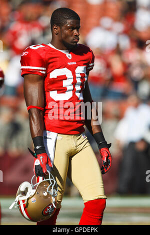 20. September 2010; San Francisco, CA, USA;  San Francisco 49ers Sicherheit Reggie Smith (30) erwärmt sich vor dem Spiel gegen die New Orleans Saints im Candlestick Park. New Orleans besiegt San Francisco 25-22. Stockfoto