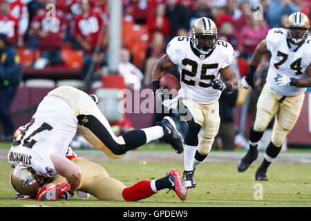 20. September 2010; San Francisco, CA, USA;  New Orleans Saints offensive Tackle Jonathan Stinchcomb (78) Blöcke San Francisco 49ers Sicherheit Reggie Smith (30), ein Loch für Runningback Reggie Bush (25) im zweiten Quartal im Candlestick Park zu schaffen. Stockfoto