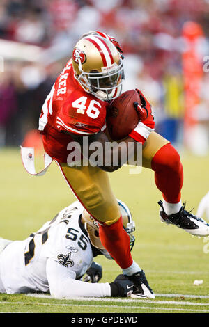 20. September 2010; San Francisco, CA, USA;  San Francisco 49ers Tight-End Delanie Walker (46) bricht ein Tackling von New Orleans Saints Linebacker Danny Clark (55) im zweiten Quartal im Candlestick Park. New Orleans besiegt San Francisco 25-22. Stockfoto