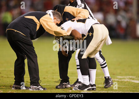 20. September 2010; San Francisco, CA, USA;  New Orleans Saints Runningback Reggie Bush (25) wird besucht, um durch Trainer nach Erhalt einer Beinverletzung auf einem Kahn gegen die San Francisco 49ers im vierten Quartal im Candlestick Park zurückzukehren. Neue Orle Stockfoto