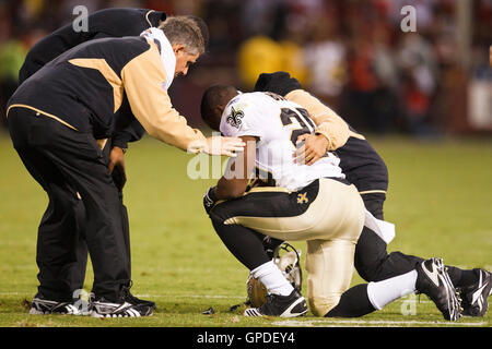 20. September 2010; San Francisco, CA, USA;  New Orleans Saints Runningback Reggie Bush (25) wird besucht, um durch Trainer nach Erhalt einer Beinverletzung auf einem Kahn gegen die San Francisco 49ers im vierten Quartal im Candlestick Park zurückzukehren. Neue Orle Stockfoto