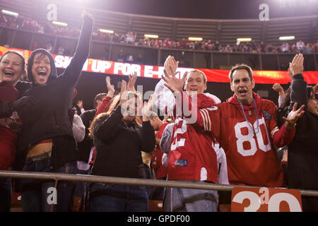September 20, 2010, San Francisco, Ca, USA; San Francisco 49ers Fans feiern Ihre Mannschaft das Spiel im vierten Quartal gebunden gegen die New Orleans Saints Candlestick Park. New Orleans san francisco 25-22 besiegt. Stockfoto