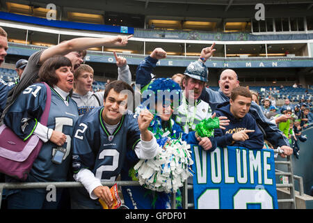 26. September 2010; Seattle, WA, USA;  Seattle Seahawks fans jubeln während Warm Ups vor dem Spiel gegen die San Diego Chargers im Qwest Field. Stockfoto