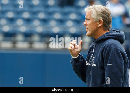 26. September 2010; Seattle, WA, USA;  Seattle Seahawks Cheftrainer Pete Carroll Uhren sein Team Aufwärmen vor dem Spiel gegen die San Diego Chargers im Qwest Field. Stockfoto