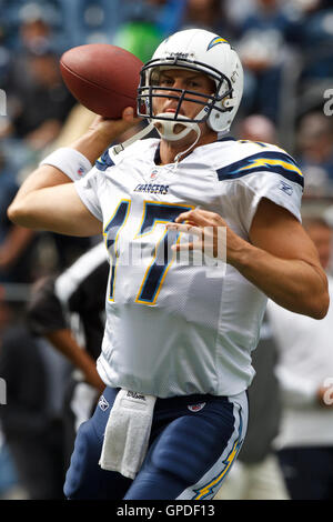 26. September 2010; Seattle, WA, USA;  San Diego Chargers Quarterback Philip Rivers (17) wirft den Ball vor dem Spiel gegen die Seattle Seahawks im Qwest Field. Seattle besiegt San Diego 27-20. Stockfoto