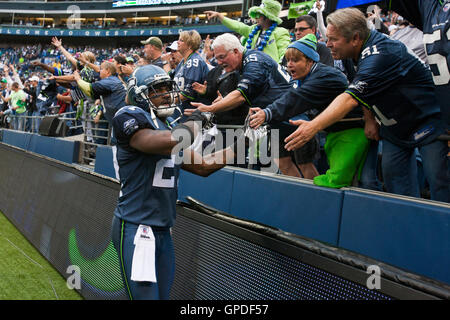 26. September 2010; Seattle, WA, USA;  Seattle Seahawks Sicherheit Jordan Babineaux (27) feiert mit Fans am Ende des Spiels gegen die San Diego Chargers im Qwest Field. Seattle besiegt San Diego 27-20. Stockfoto