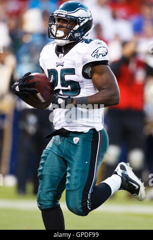 10. Oktober 2010; San Francisco, CA, USA;  Philadelphia Eagles Runningback LeSean McCoy (25) eilt zum Touchdown gegen die San Francisco 49ers im zweiten Quartal im Candlestick Park. Stockfoto