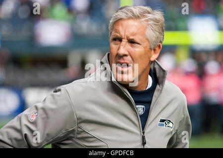 24. Oktober 2010; Seattle, WA, USA;  Seattle Seahawks head Coach Pete Carroll an der Seitenlinie vor dem Spiel gegen die Arizona Cardinals im Qwest Field. Seattle besiegt Arizona 22-10. Stockfoto
