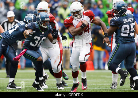24. Oktober 2010; Seattle, WA, USA;  Arizona Cardinals Runningback Tim Hightower (34) eilt vorbei Seattle Seahawks Sicherheit Rechtsanwalt Milloy (36) im zweiten Quartal bei Qwest Field. Stockfoto