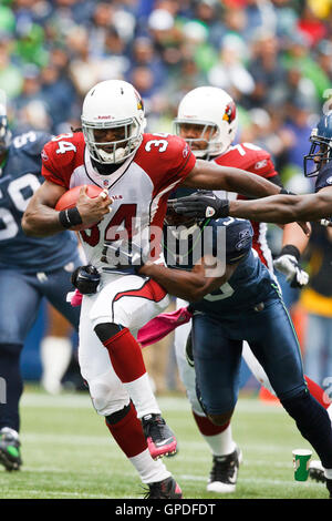 24. Oktober 2010; Seattle, WA, USA;  Arizona Cardinals Runningback Tim Hightower (34) von hinten von Seattle Seahawks Safety Rechtsanwalt Milloy (36) im zweiten Quartal im Qwest Field in Angriff genommen wird. Stockfoto