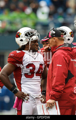 24. Oktober 2010; Seattle, WA, USA;  Arizona Cardinals Runningback spricht Tim Hightower (34), Arizona Cardinals Kopf coach Ken Whisenhunt an der Seitenlinie nach den Ball gegen die Seattle Seahawks im zweiten Quartal bei Qwest Field Gefummel. Meer Stockfoto