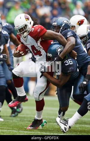 Oktober 24, 2010, Seattle, WA, USA; Arizona-Kardinäle zurück läuft Tim hightower (34) wird von hinten von Seattle seahawks Sicherheit Rechtsanwalt Milloy (36) im Laufe des zweiten Quartals in der Qwest Field in Angriff genommen. Stockfoto