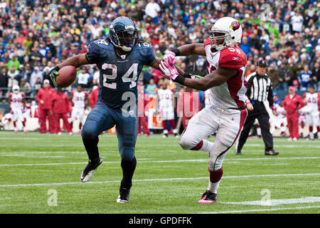 Oktober 24, 2010, Seattle, WA, USA; Seattle Seahawks zurück laufen marshawn Lynch (24) eilt Vergangenheit Arizona Cardinals linebacker Daryl Washington (58) im vierten Quartal in der Qwest Field. Seattle besiegt Arizona 22-10. Stockfoto