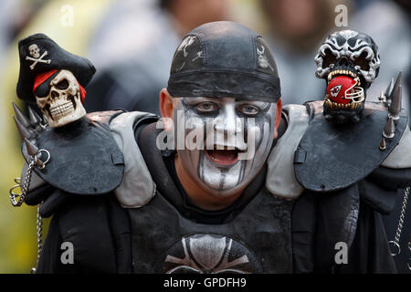 7. November 2010; Oakland, Kalifornien, USA;  Ein Fan der Oakland Raiders im ersten Quartal gegen die Kansas City Chiefs im Oakland-Alameda County Coliseum. Stockfoto