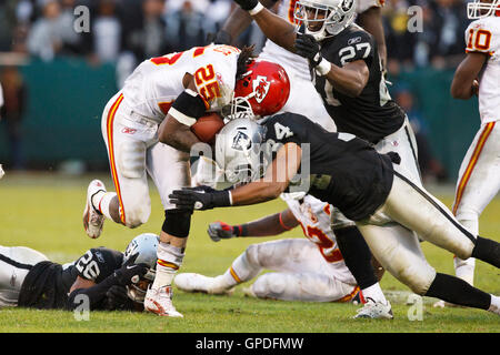 7. November 2010; Oakland, Kalifornien, USA;  Kansas City Chiefs Runningback Jamaal Charles (25) von Oakland Raiders Safety Mike Mitchell (34) im vierten Quartal bei Oakland-Alameda County Coliseum in Angriff genommen wird. Stockfoto