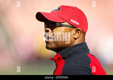 14. November 2010; San Francisco, CA, USA;  San Francisco 49ers head Coach Mike Singletary an der Seitenlinie vor dem Spiel gegen die St. Louis Rams im Candlestick Park. Stockfoto