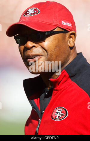 14. November 2010; San Francisco, CA, USA;  San Francisco 49ers head Coach Mike Singletary an der Seitenlinie vor dem Spiel gegen die St. Louis Rams im Candlestick Park. Stockfoto