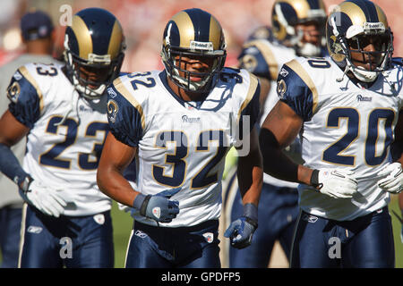 14. November 2010; San Francisco, CA, USA;  St. Louis Rams Cornerback Bradley Fletcher (32) und Cornerback Jerome Murphy (23) und Sicherheit Darian Stewart (20) geben Sie das Feld vor dem Spiel gegen die San Francisco 49ers im Candlestick Park. San Francisco Stockfoto