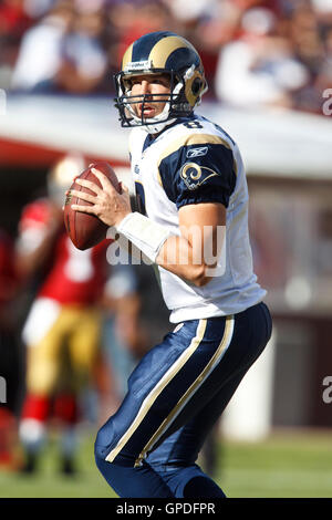 14. November 2010; San Francisco, CA, USA;  St. Louis Rams Quarterback Sam Bradford (8) fällt zurück um gegen die San Francisco 49ers im ersten Quartal im Candlestick Park übergeben. Stockfoto