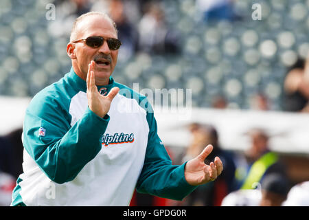 November 28, 2010; Oakland, Ca, USA; Miami Dolphins Haupttrainer Tony Sparano Uhren sein Team Aufwärmen vor dem Spiel gegen die Oakland Raiders bei Oakland-Alameda County Coliseum. Stockfoto