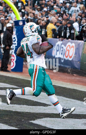 28. November 2010; Oakland, Kalifornien, USA;  Miami Dolphins Runningback Ricky Williams (34) erhält einen Touchdown gegen die Oakland Raiders im vierten Quartal bei Oakland-Alameda County Coliseum. Miami besiegte Oakland 33-17. Stockfoto