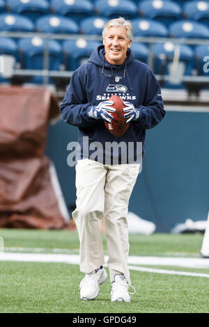 5. Dezember 2010; Seattle, WA, USA;  Seattle Seahawks head Coach Pete Carroll während Warm Ups vor dem Spiel gegen die Carolina Panthers bei Qwest Field. Stockfoto