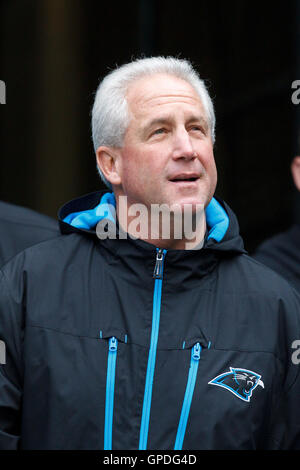 5. Dezember 2010; Seattle, WA, USA;  Carolina Panthers Cheftrainer John Fox betritt das Feld vor dem Spiel gegen die Seattle Seahawks im Qwest Field. Stockfoto