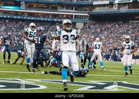 Dezember 5, 2010; Seattle, WA, USA; Carolina Panthers zurück Mike Goodson (33) läuft hinter Seattle Seahawks defensive Ende Chris clemons (91) einen Touchdown im ersten Quartal bei Qwest Feld zu. Stockfoto