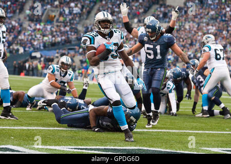 Dezember 5, 2010; Seattle, WA, USA; Carolina Panthers zurück Mike Goodson (33) läuft hinter Seattle Seahawks defensive Ende Chris clemons (91) einen Touchdown im ersten Quartal bei Qwest Feld zu. Stockfoto