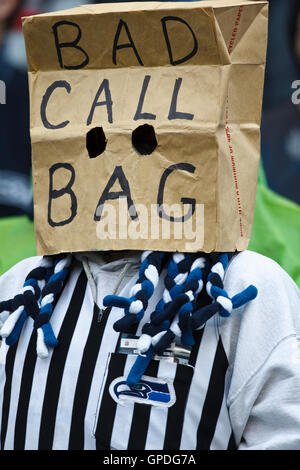 5. Dezember 2010; Seattle, WA, USA;  Seattle Seahawks Fan Proteste der amtierenden im zweiten Quartal gegen die Carolina Panthers bei Qwest Field. Stockfoto