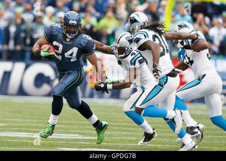 5. Dezember 2010; Seattle, WA, USA;  Seattle Seahawks Runningback Marshawn Lynch (24) bricht ein Tackling von Carolina Panthers Cornerback Kapitän Munnerlyn (41) im zweiten Quartal bei Qwest Field. Stockfoto