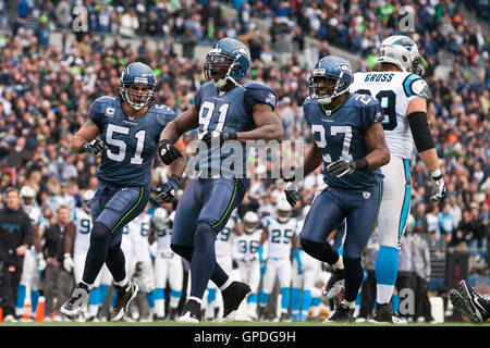 5. Dezember 2010; Seattle, WA, USA;  Seattle Seahawks defensives Ende Chris Clemons (91) feiert mit Linebacker Lofa Tatupu (51) und Sicherheit Jordan Babineaux (27) nach Entlassung Carolina Panthers Jimmy Clausen Quarterback (nicht abgebildet), während die dritte q Stockfoto